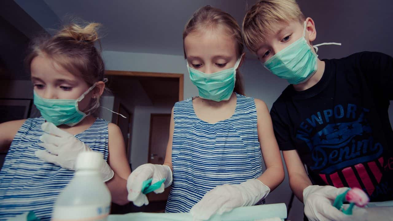 https://digitalhealthbuzz.com/wp-content/uploads/2020/04/three-children-wearing-face-masks-695963-1280x720.jpg